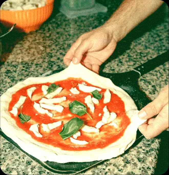 Pizza margherita stesa sulla pala